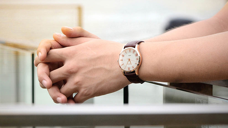 Đồng hồ với vẻ ngo&agrave;i thanh lịch